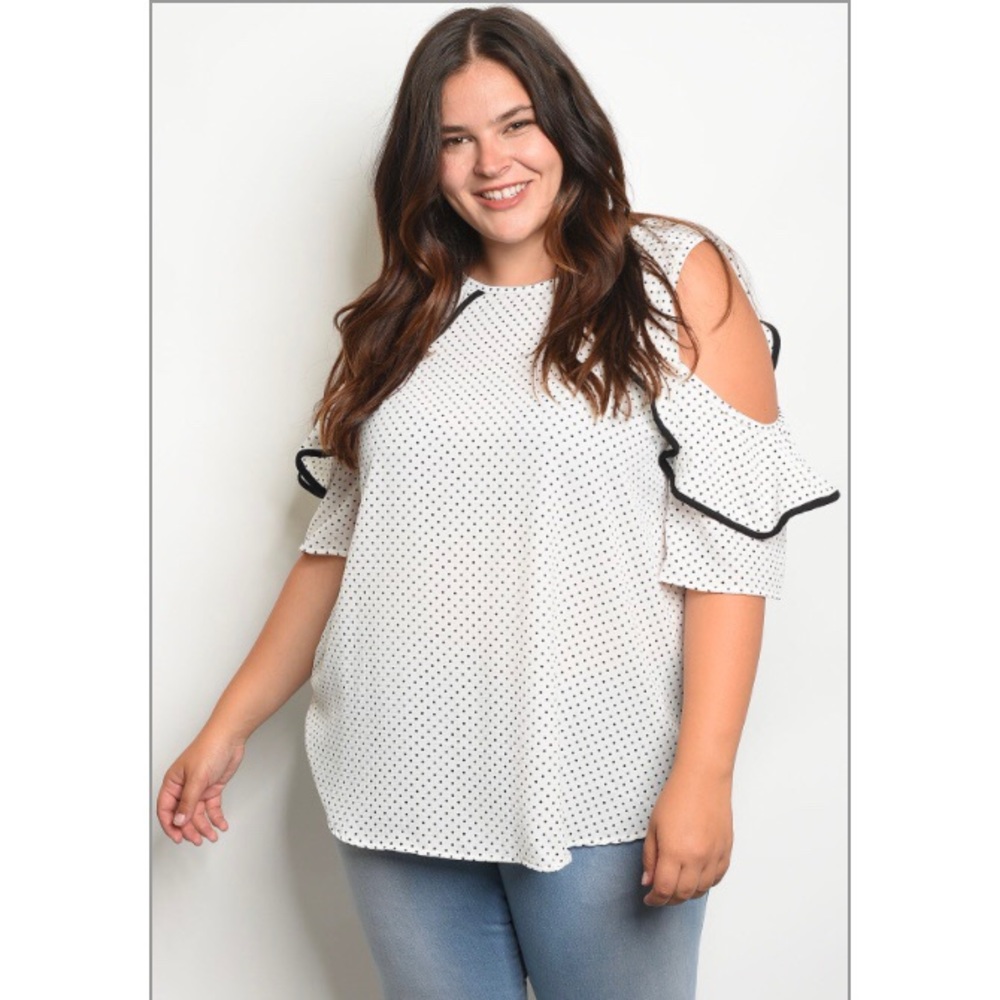 ✨Gorgeous Cold Shoulder Ruffle Polka Dot Top✨